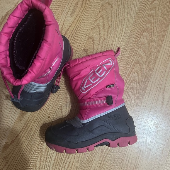 Keen Fuchsia and Black Snow Boots - Picture 2 of 7